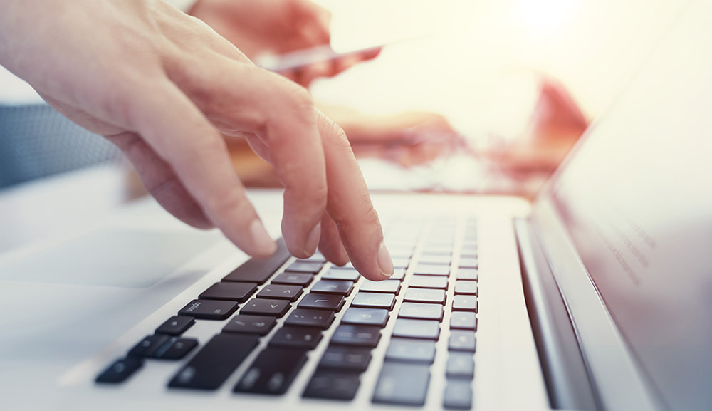 キーボードを叩く